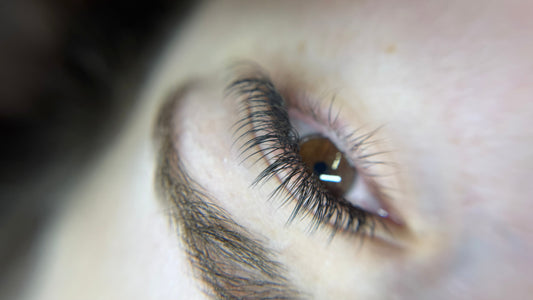 Distilled Water vs. Contact Solution: Understanding pH Balance and Eye Safety